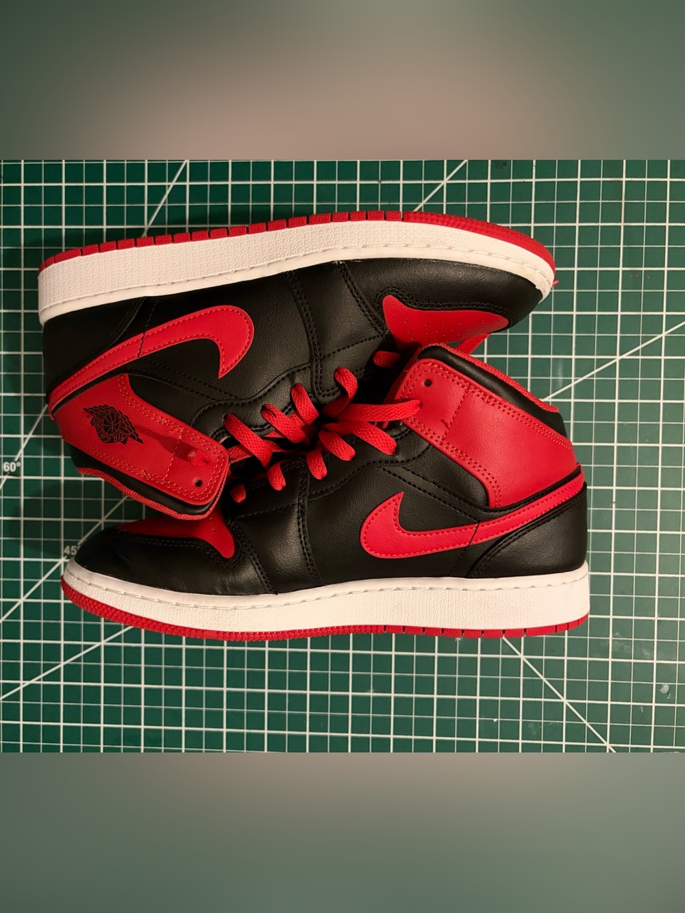 Jordan 1 Mid PS ‘Alternate Bred’
Black and Red Jordan 1s Size 7